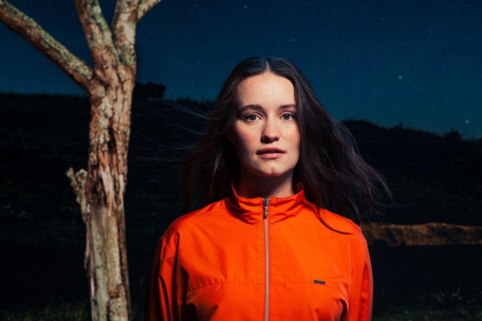Featured image for “Sigrid renace con su álbum más libre: There’s Always More That I Could Say”