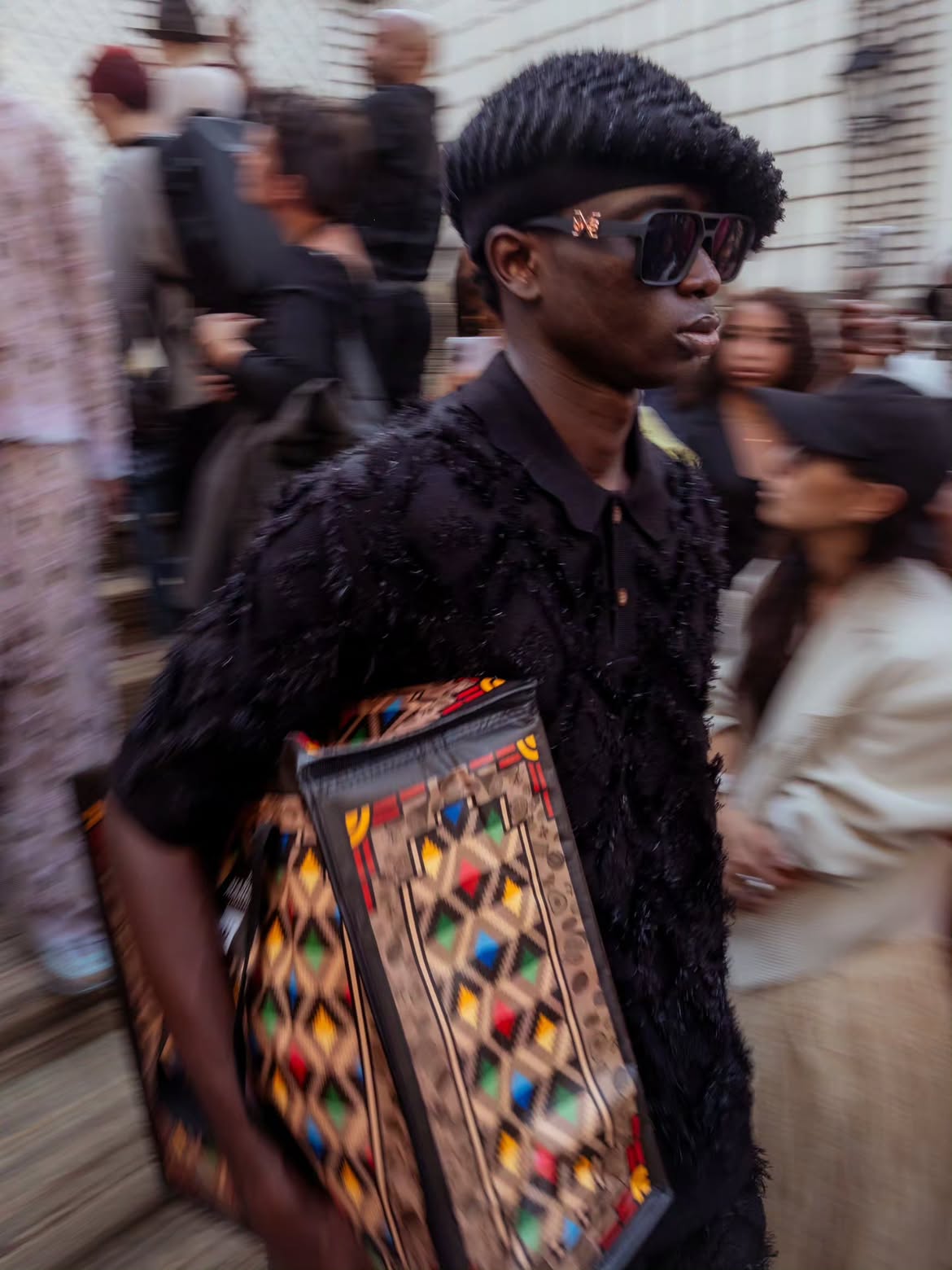 Featured image for “MaXhosa llega a París sin traducirse al lujo europeo”