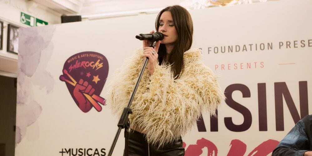 Carmen Lillo canta durante Raising Voices Madrid 2026 en el UMusic Hotel