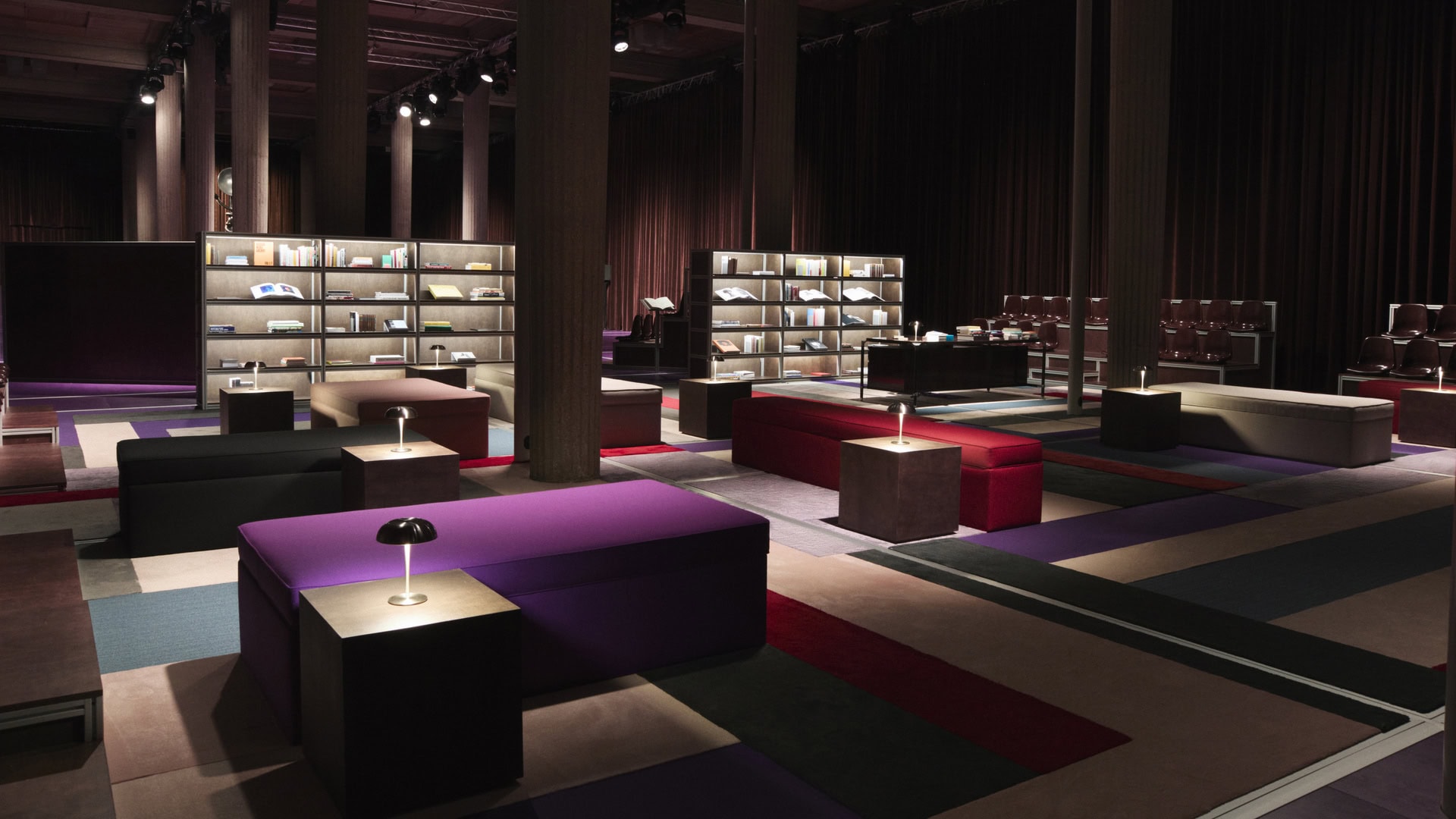 Biblioteca Chambre à soi con estanterías, libros y asientos de colores