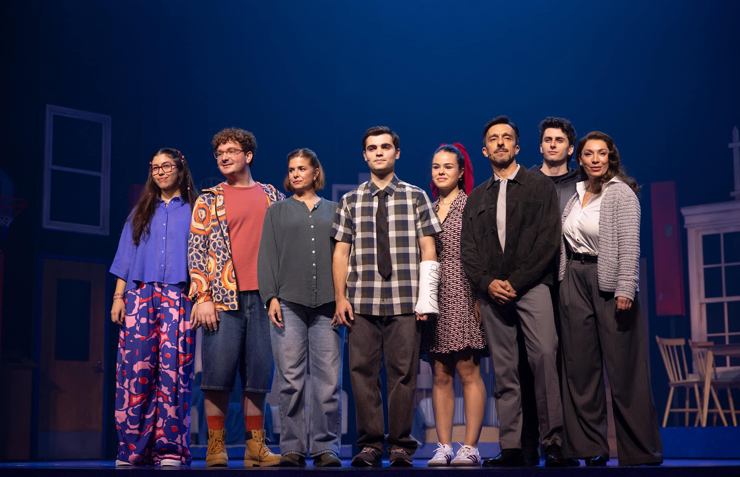 Los ocho intérpretes del elenco de Querido Evan Hansen sobre el escenario del Teatro Rialto.