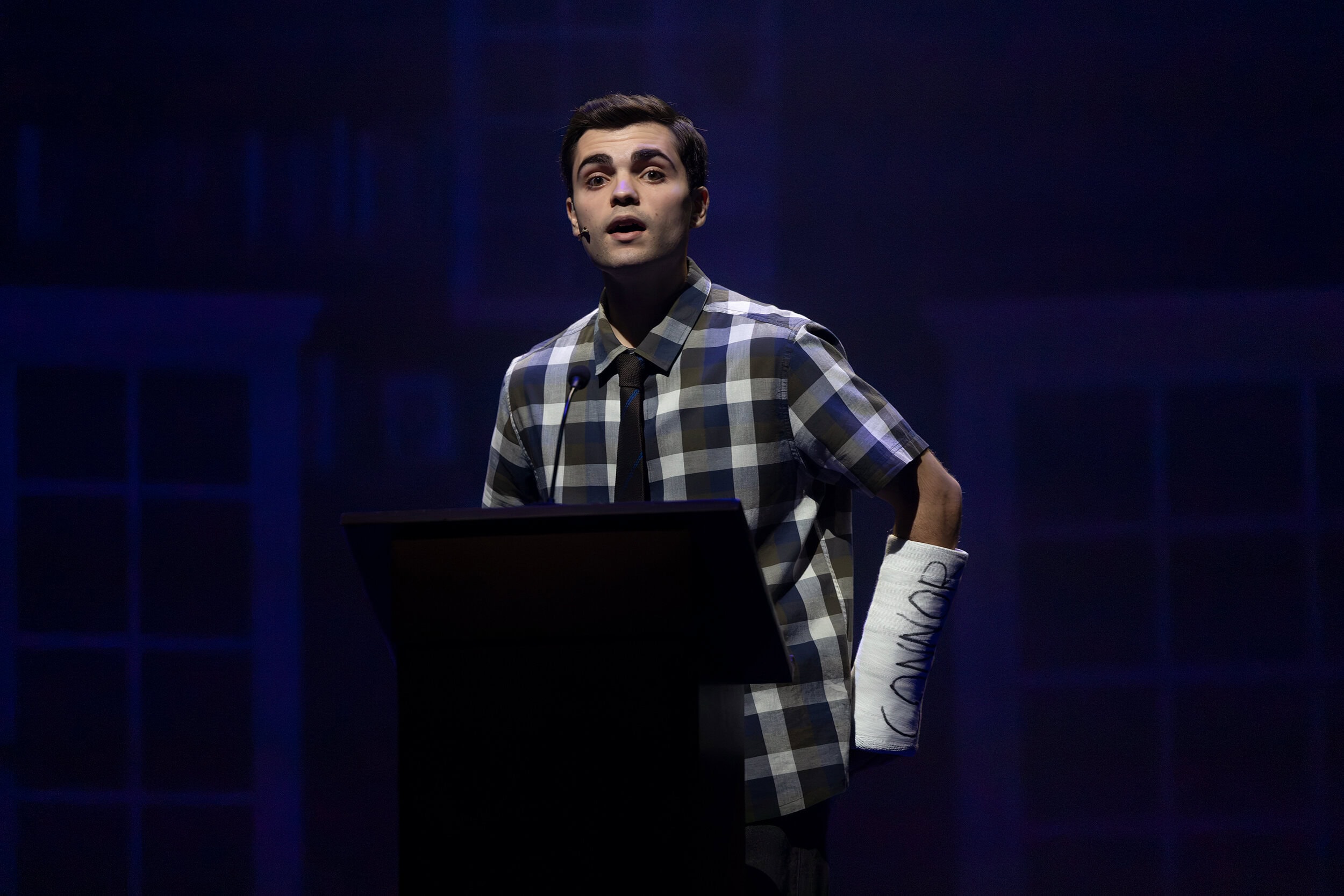 Guillermo Martín como Evan Hansen durante una intervención ante el micrófono.