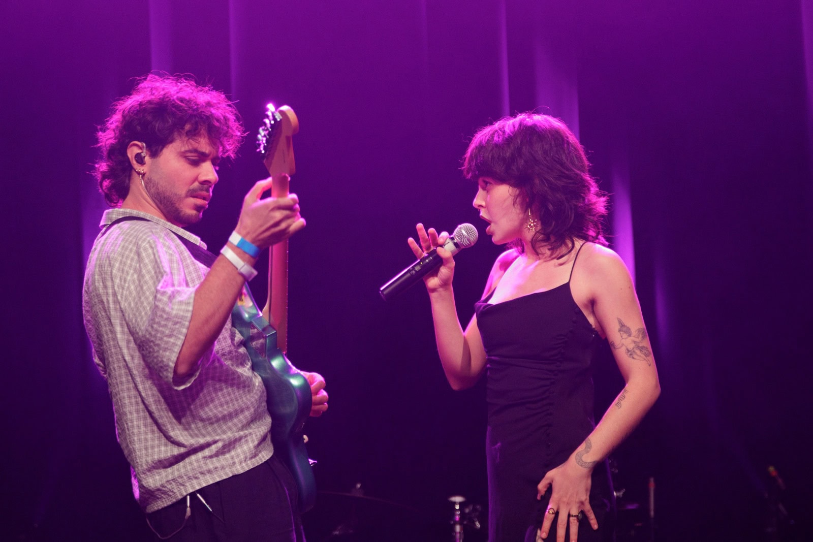 Julia Cry canta junto a un guitarrista durante su actuación en BIME Bilbao