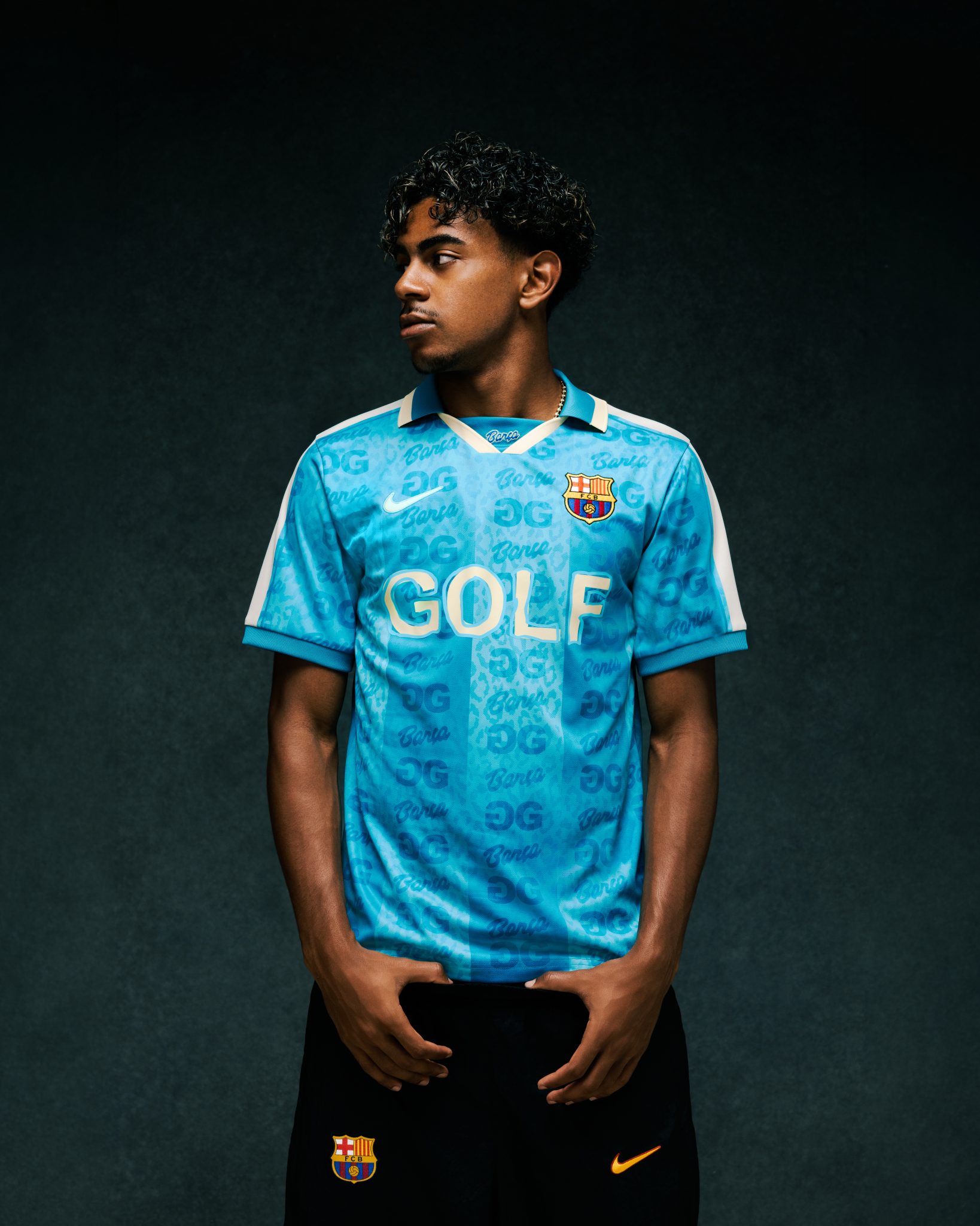 Lamine Yamal posa con la camiseta azul del FC Barcelona diseñada para la colaboración con GOLF WANG