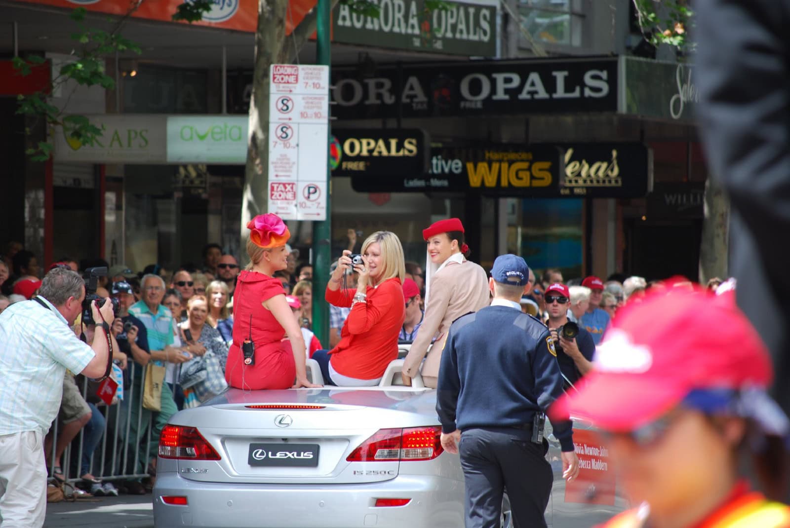 Olivia Newton-John en el desfile Melbourne Cup, 2009