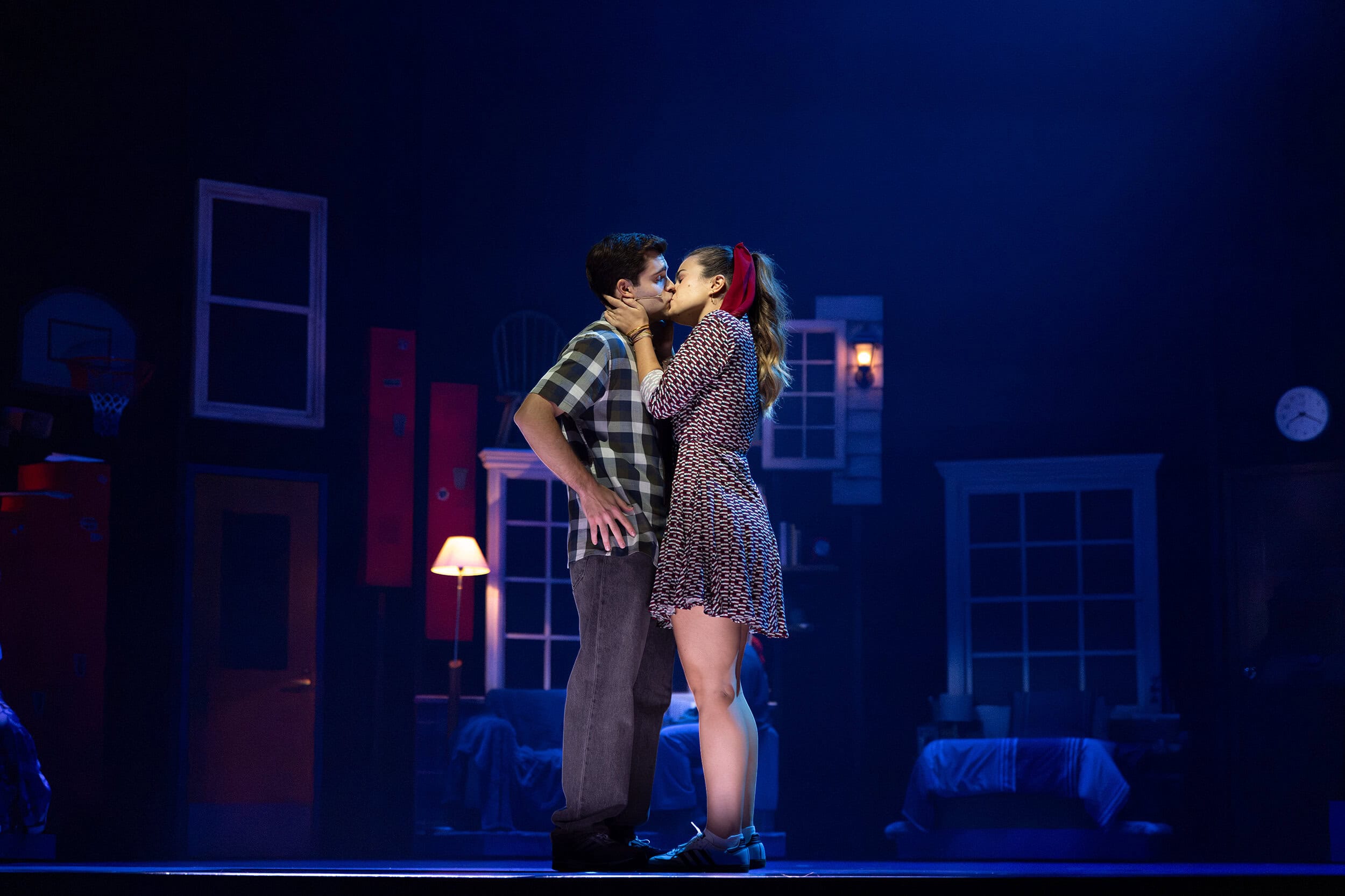 Guillermo Martín y Elvira Santa María en una escena romántica de Querido Evan Hansen.