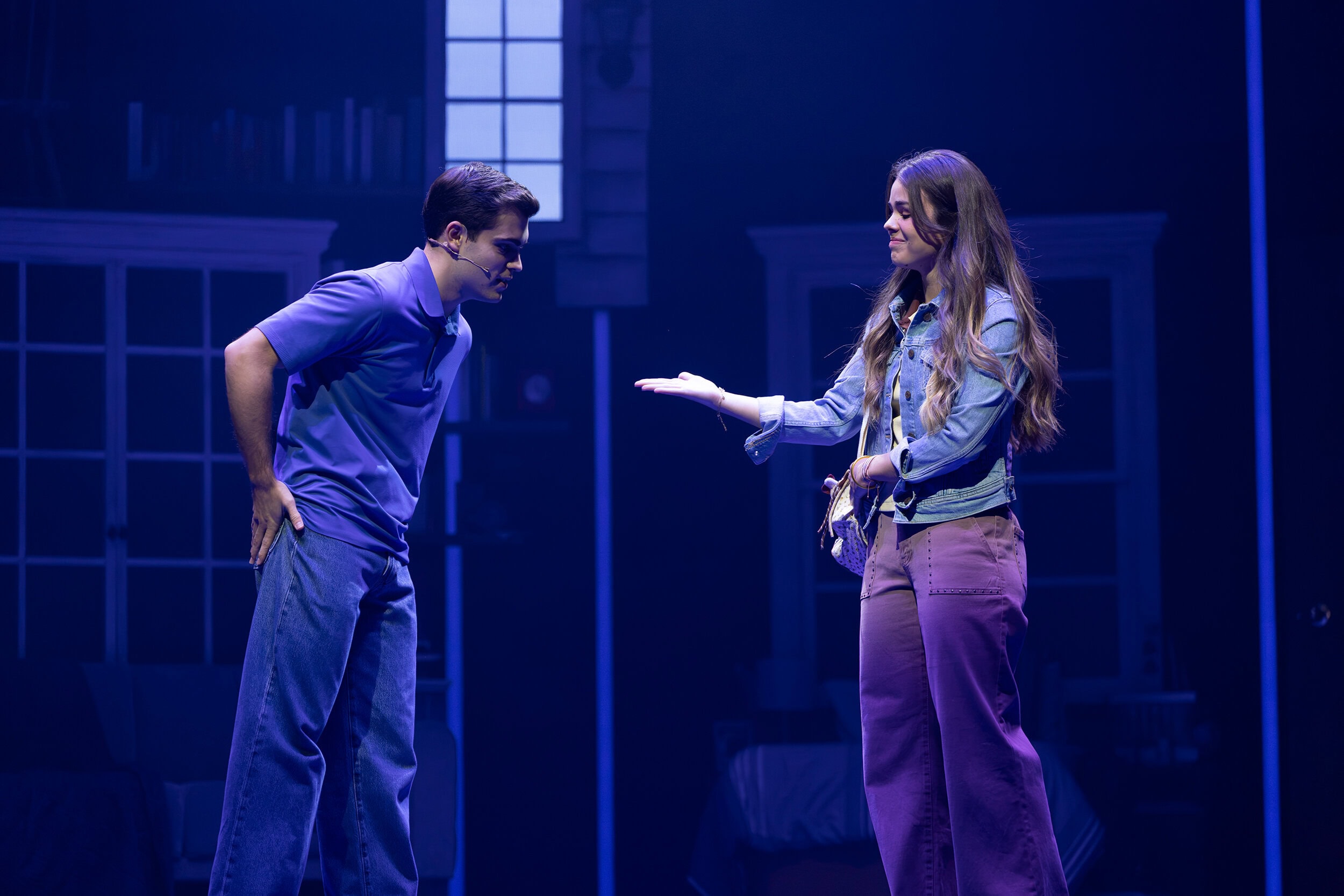 Guillermo Martín interpreta a Evan Hansen en una escena con otra intérprete.