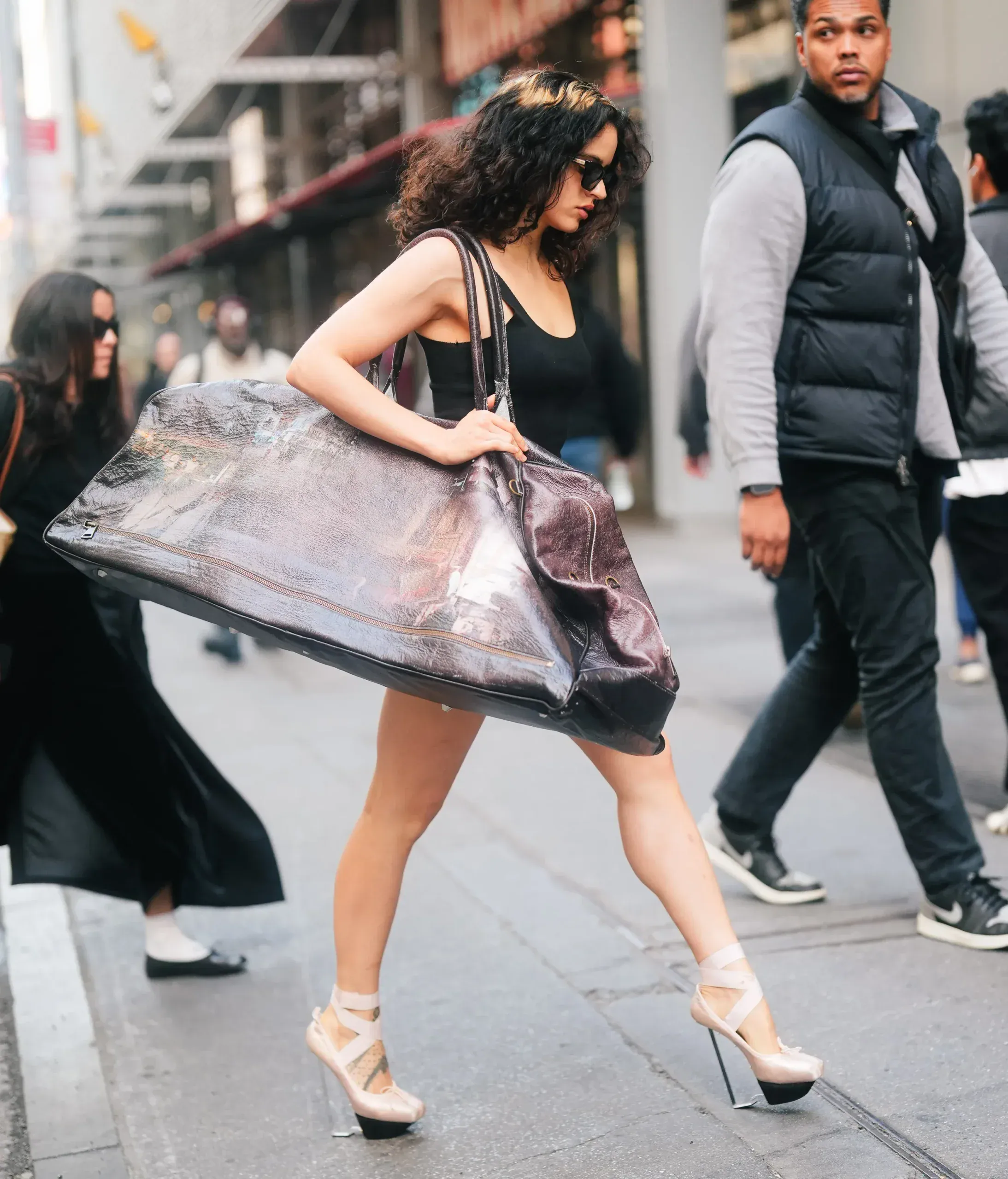 Featured image for “Rosalía lleva un bolso de un metro por Nueva York y detrás hay una historia que merece conocerse”