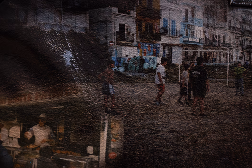 Fotografía de una escena urbana impresa sobre el bolso de Dana Toder